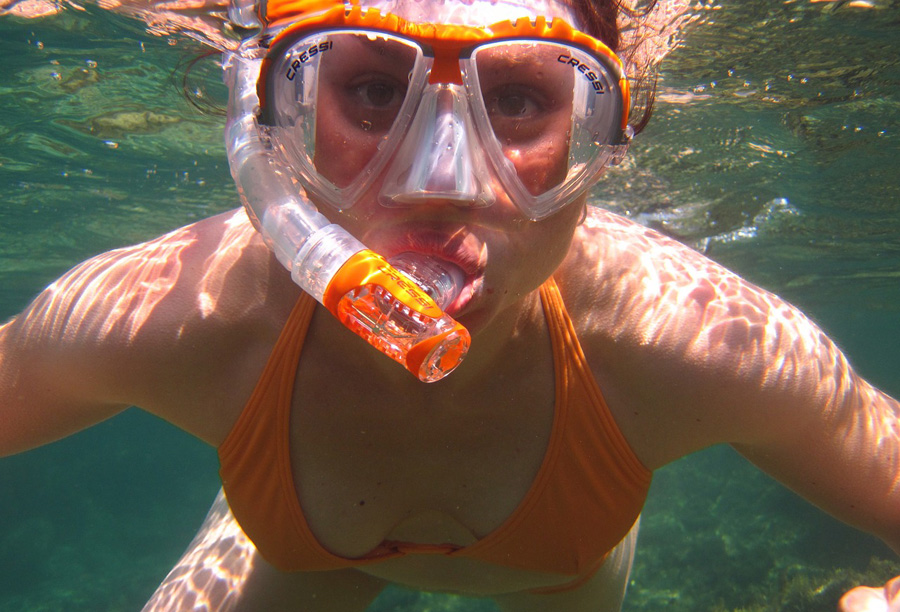 Žena pod vodou so šnorchľom