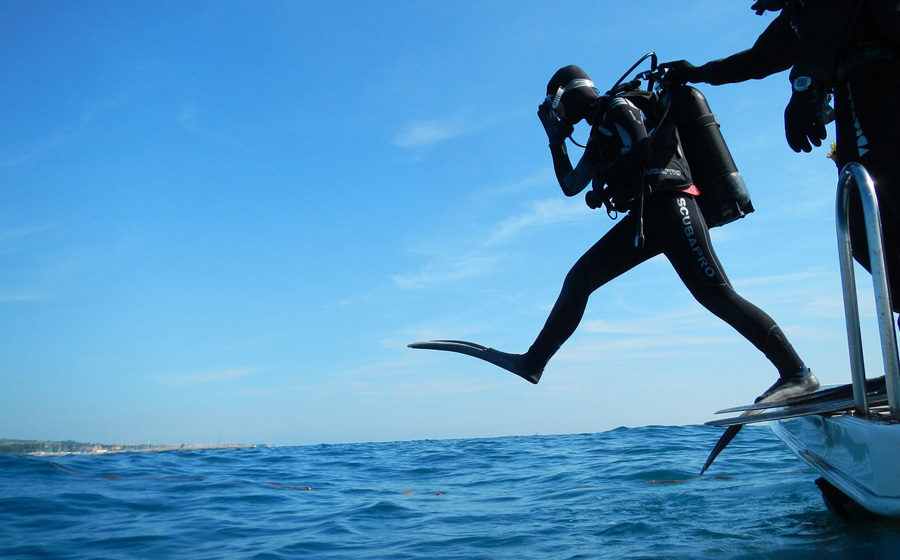 Potápač - skok do vody
