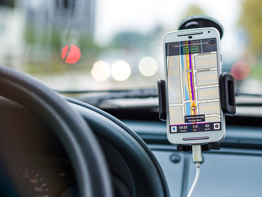 Navigácia na mobile v aute