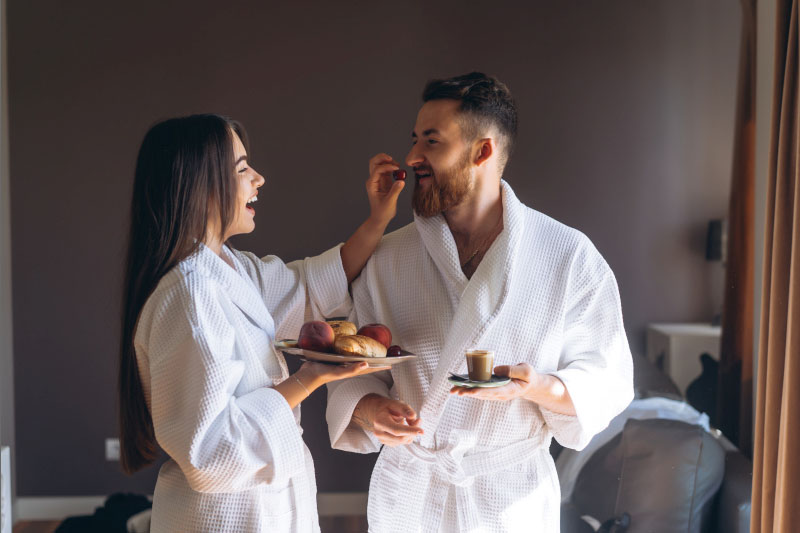 mladý pár si vychutnává pobyt ve wellness hotelu