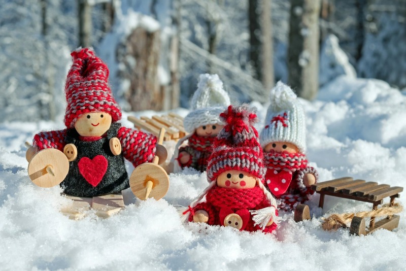 handmade malé dřevěné figurky andílků se sáňkami na sněhu