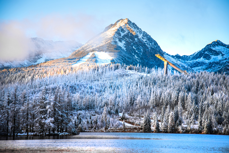 Vysoké Tatry v zimě, pohled ze Štrbského plesa na okolní štíty