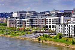  Eurovea v Bratislavě na břehu Dunaje