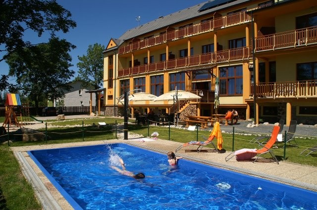 Letný pobyt vo Vysokých Tatrách s vonkajším bazénom, saunami a vírivkou #1