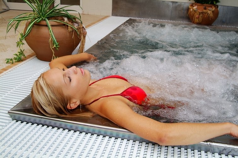 Pre-New Year's Eve stay with massage and access to swimming pools and sauna world #1