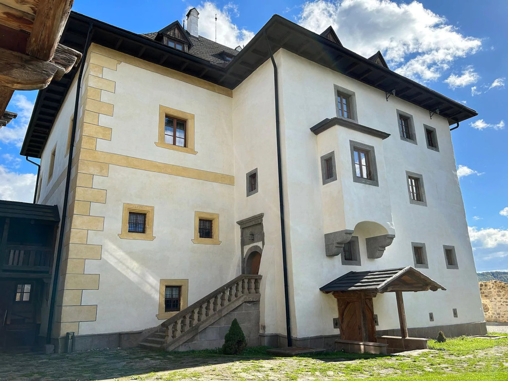 Water Castle in Hronsek, Renaissance mansion